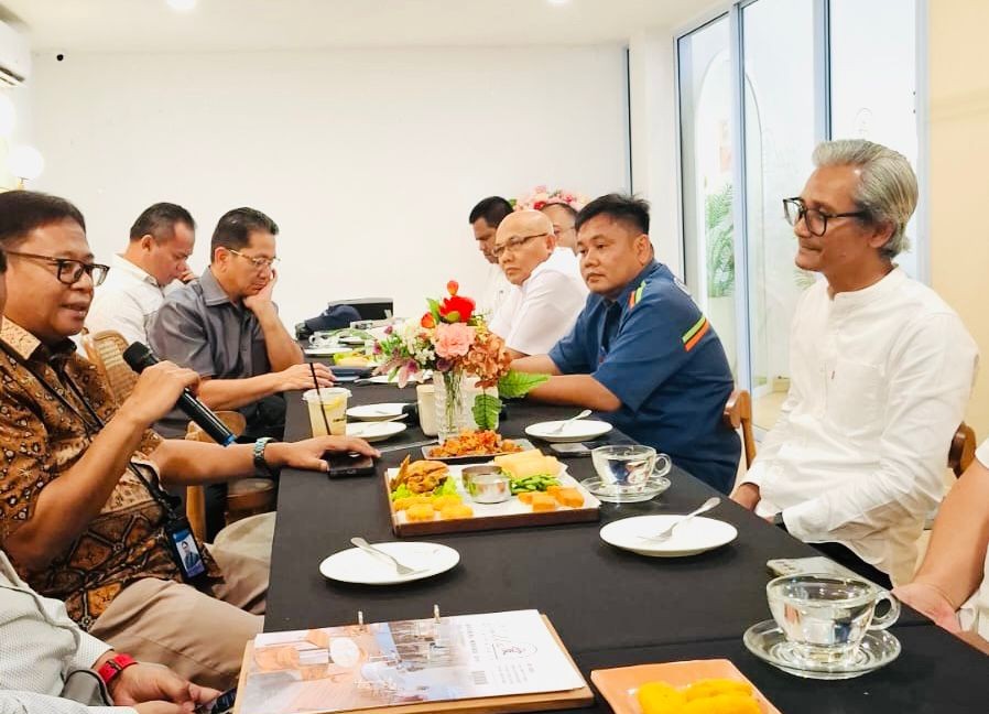 Kepala Bank Indonesia Wilayah Kepri Roni Widijarto dan Ketua ISEI Cabang Batam Dr. Suyono Saputra saat bersilaturahmi pada Senin, 4 Agustus 2025 di Viola Cafe, Batam Centre.